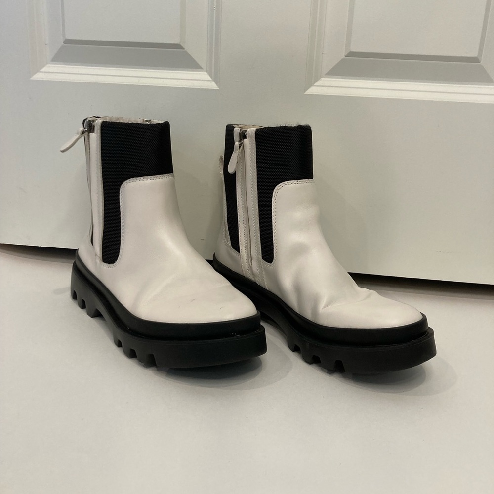 Like New Vince Camuto Kaskona Boots,‎ Size Women’s 9, Coconut Cream, lug sole - Picture 2 of 11